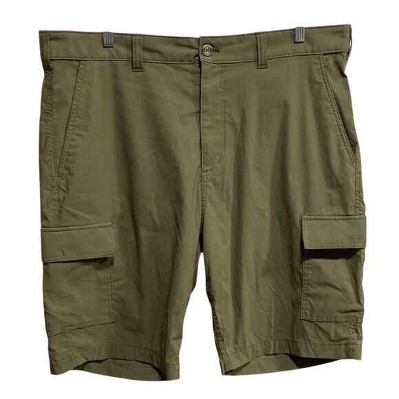 Eddie Bauer Green Cargo Shorts with Relaxed Fit Sz 40 - Picture 1 of 13
